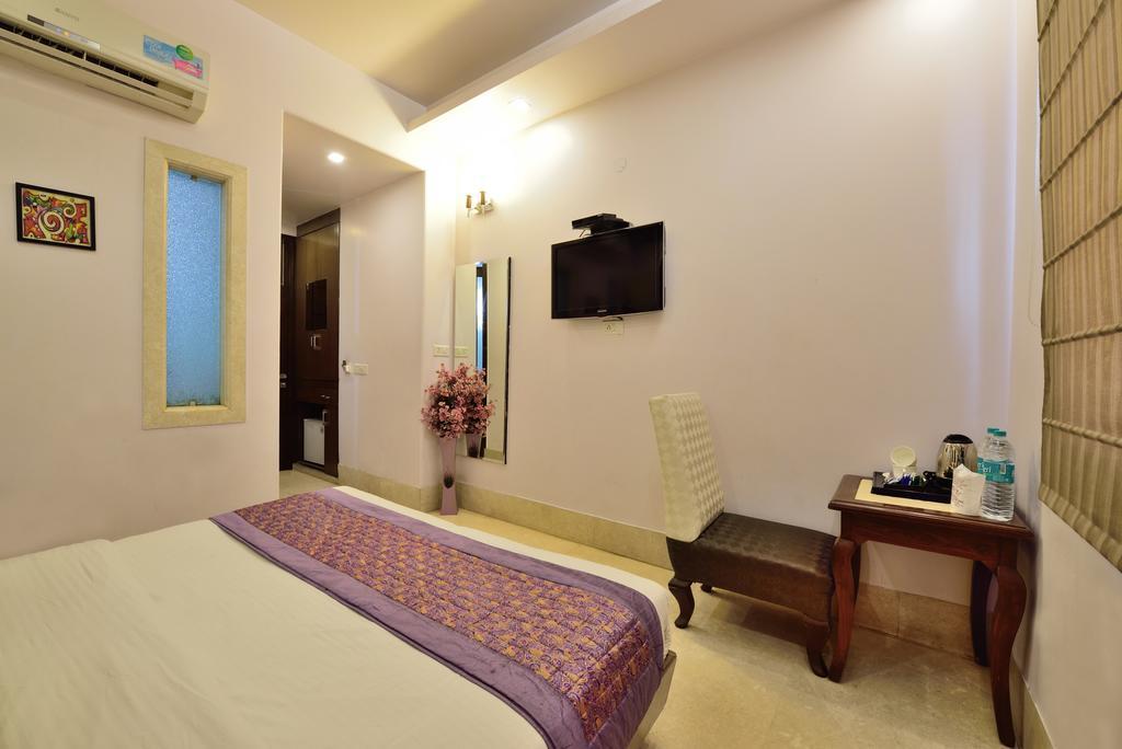 Hotel Taksh Inn Delhi  Exterior photo
