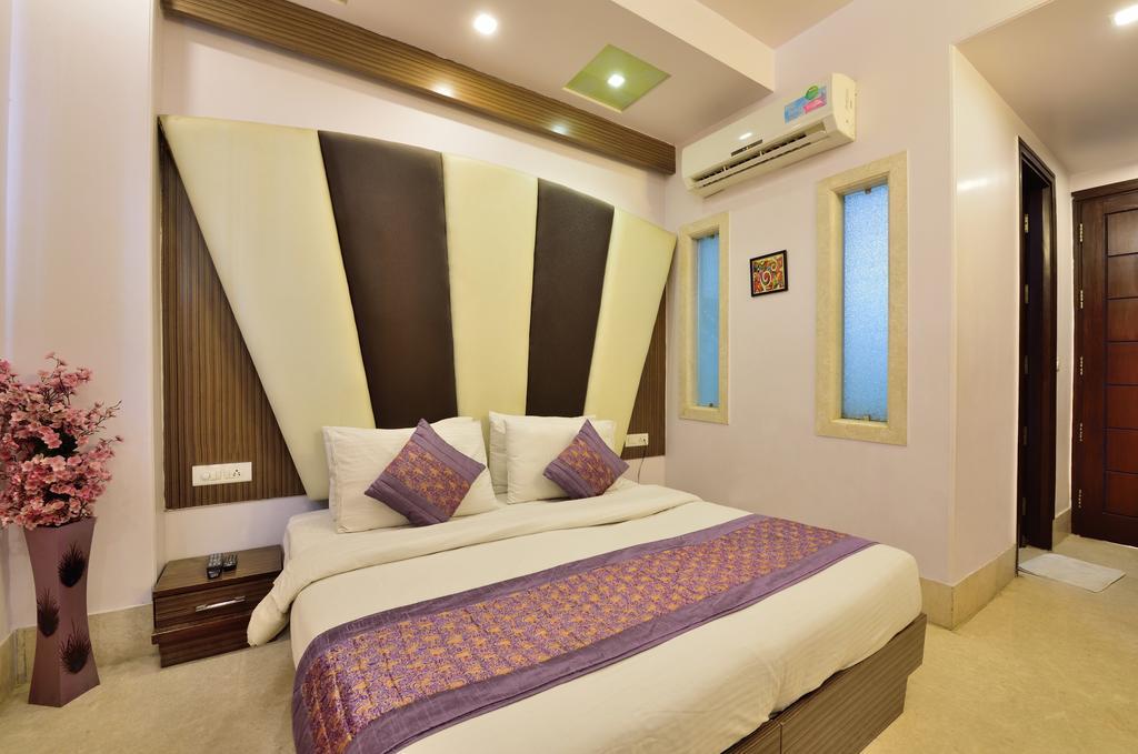 Hotel Taksh Inn Delhi  Exterior photo