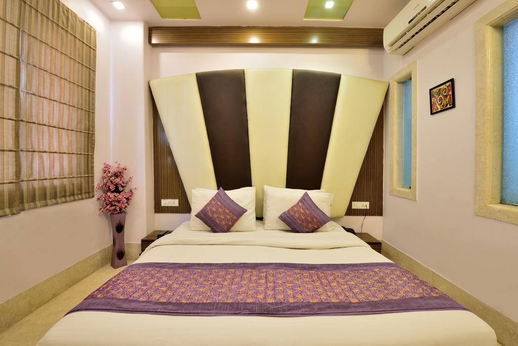 Hotel Taksh Inn Delhi  Exterior photo