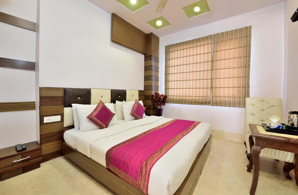 Hotel Taksh Inn Delhi  Exterior photo