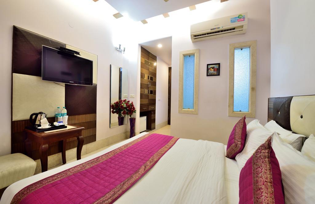 Hotel Taksh Inn Delhi  Exterior photo