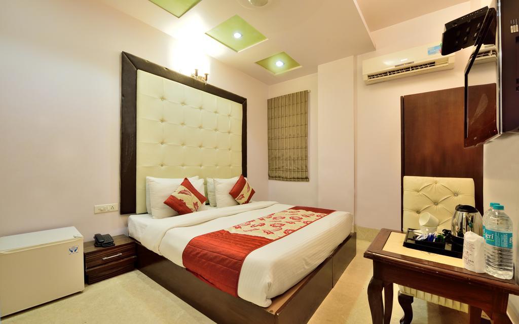 Hotel Taksh Inn Delhi  Exterior photo