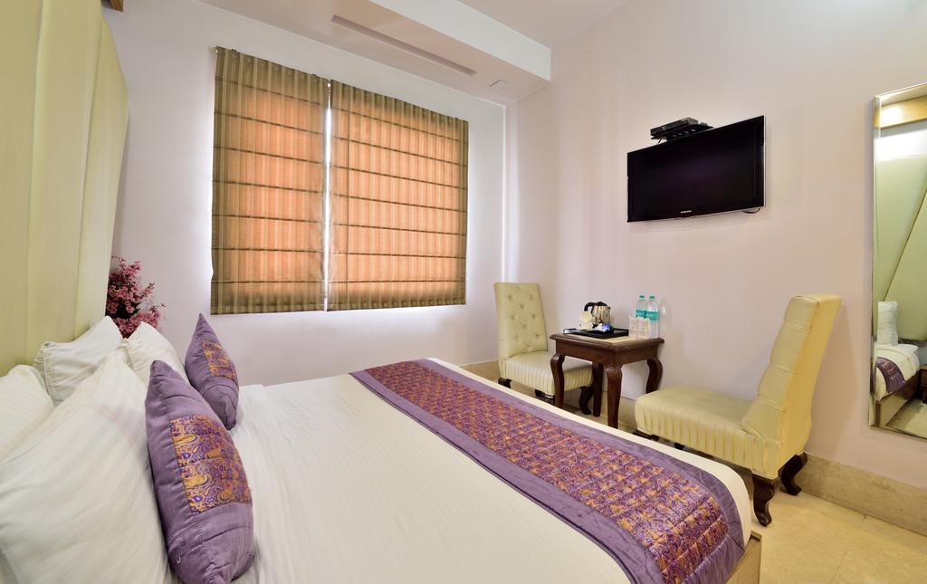 Hotel Taksh Inn Delhi  Exterior photo