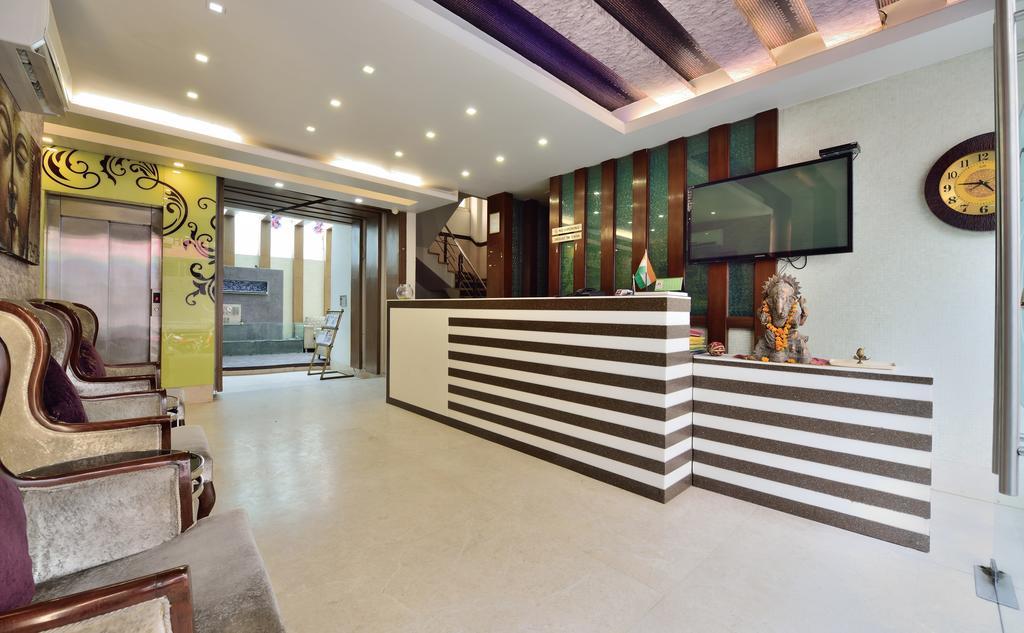 Hotel Taksh Inn Delhi  Exterior photo