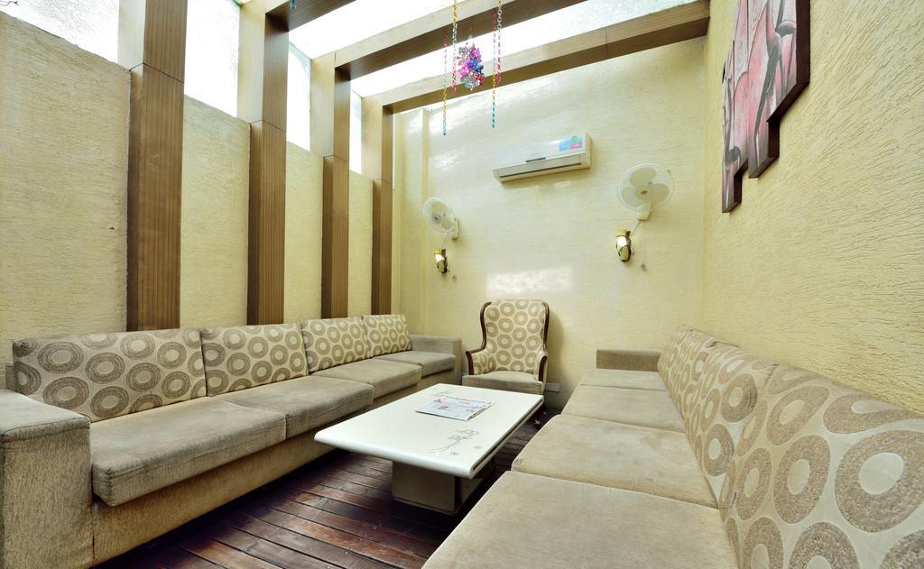 Hotel Taksh Inn Delhi  Exterior photo