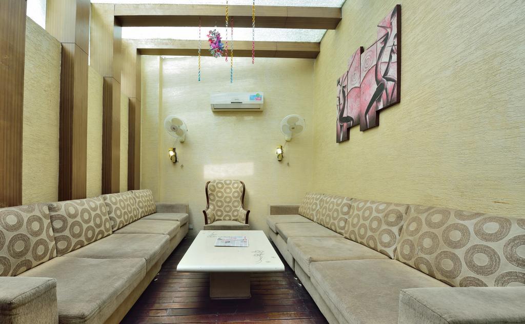 Hotel Taksh Inn Delhi  Exterior photo