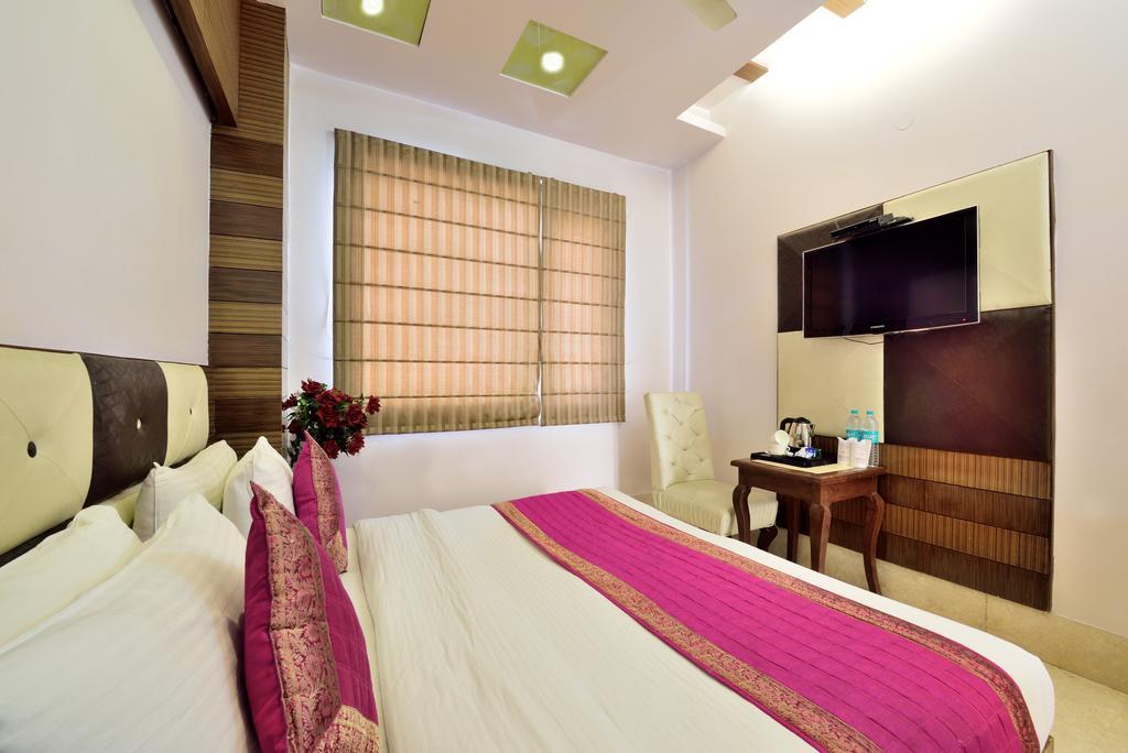 Hotel Taksh Inn Delhi  Exterior photo