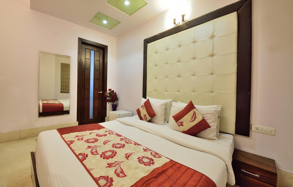 Hotel Taksh Inn Delhi  Exterior photo