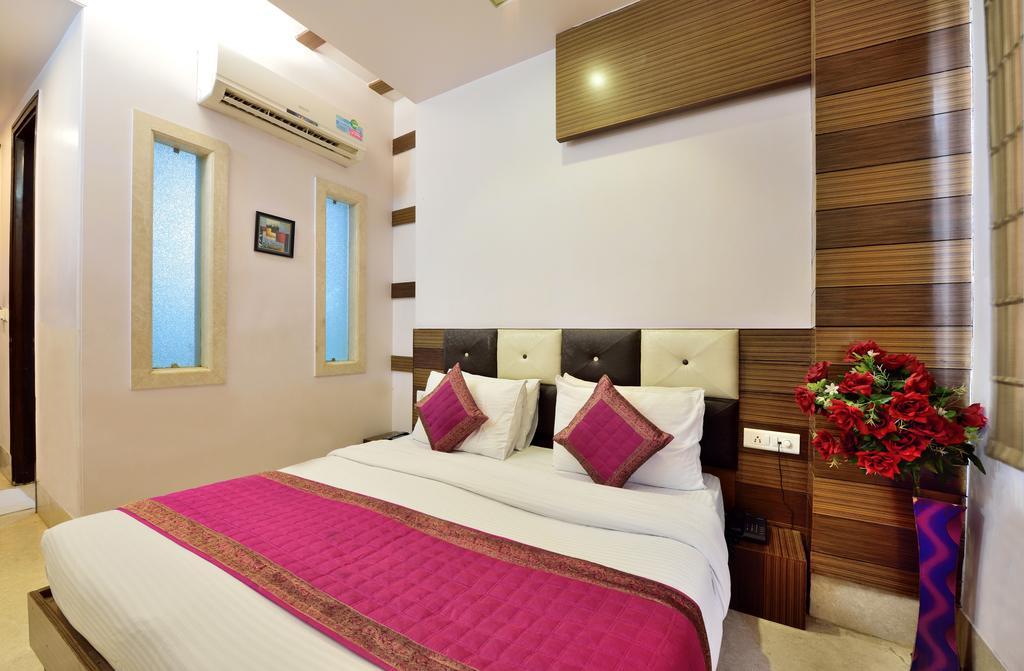 Hotel Taksh Inn Delhi  Exterior photo
