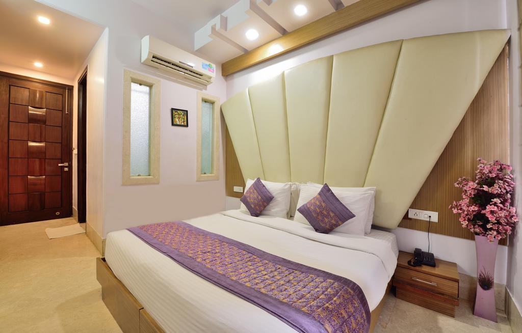 Hotel Taksh Inn Delhi  Exterior photo