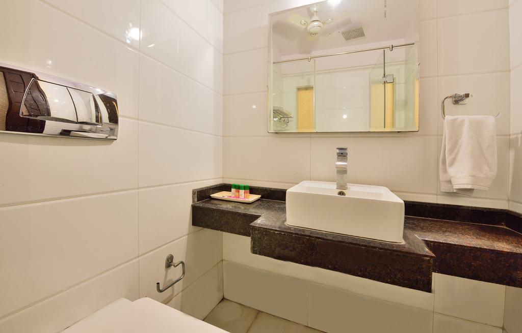 Hotel Taksh Inn Delhi  Exterior photo