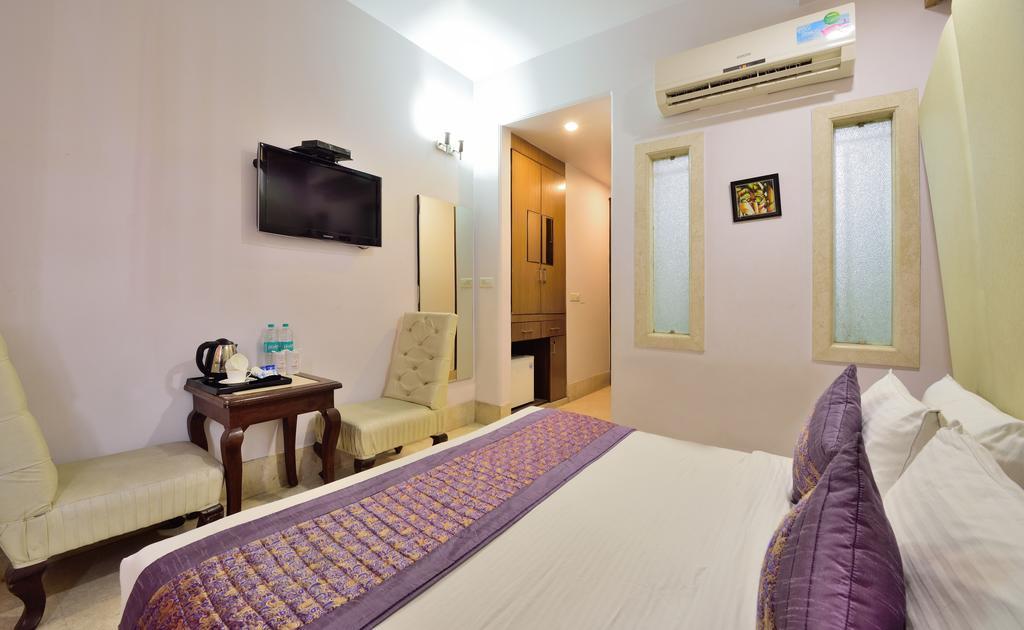 Hotel Taksh Inn Delhi  Exterior photo