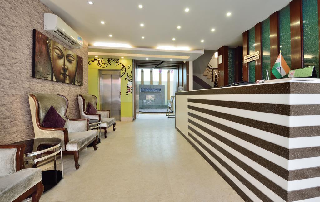 Hotel Taksh Inn Delhi  Exterior photo