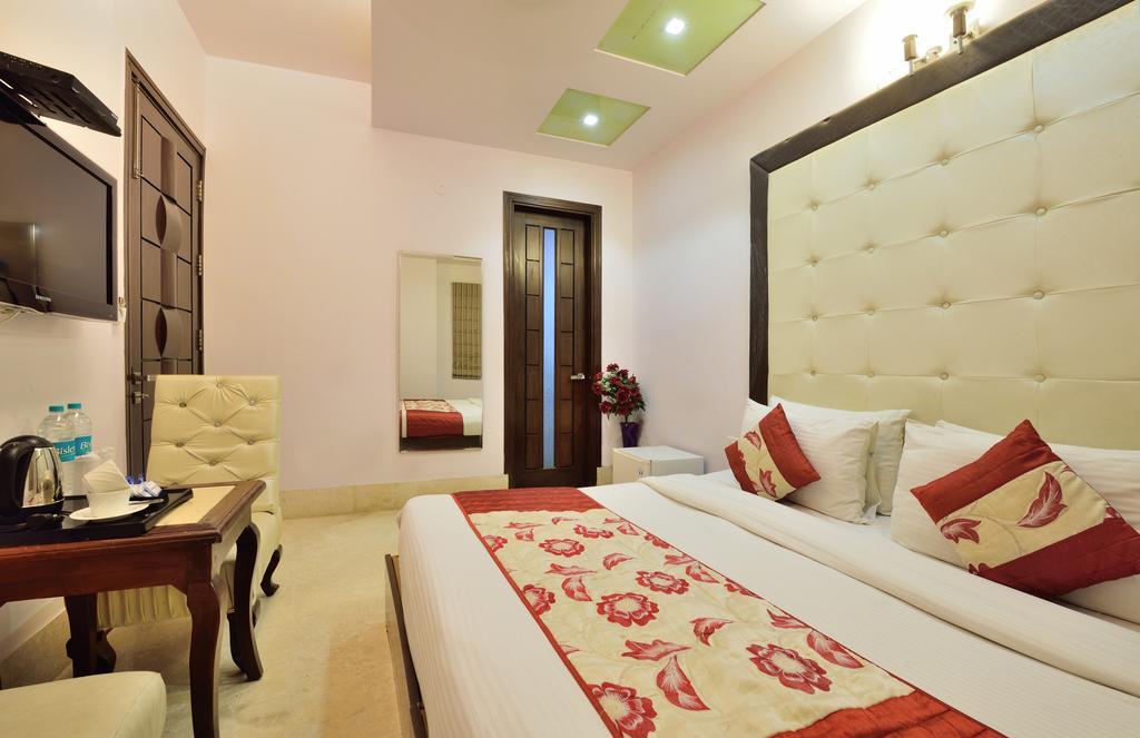 Hotel Taksh Inn Delhi  Exterior photo