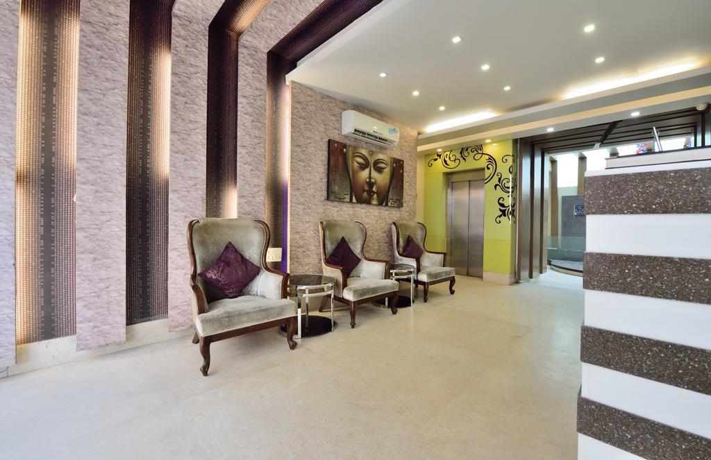 Hotel Taksh Inn Delhi  Exterior photo