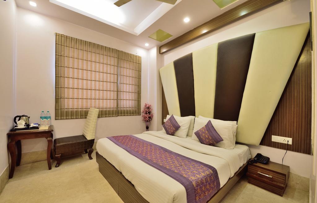 Hotel Taksh Inn Delhi  Exterior photo