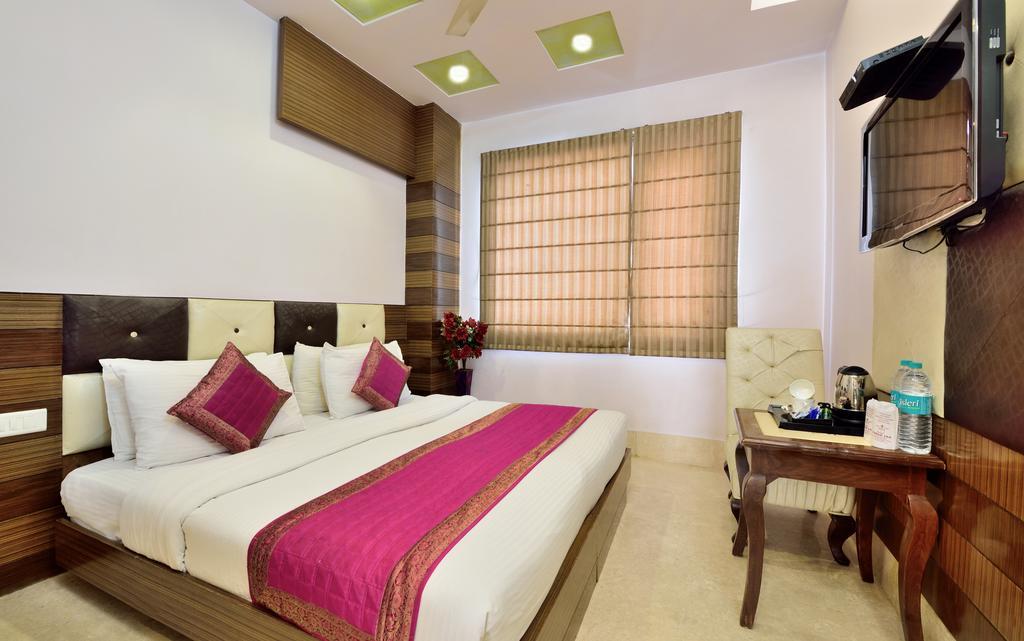 Hotel Taksh Inn Delhi  Exterior photo