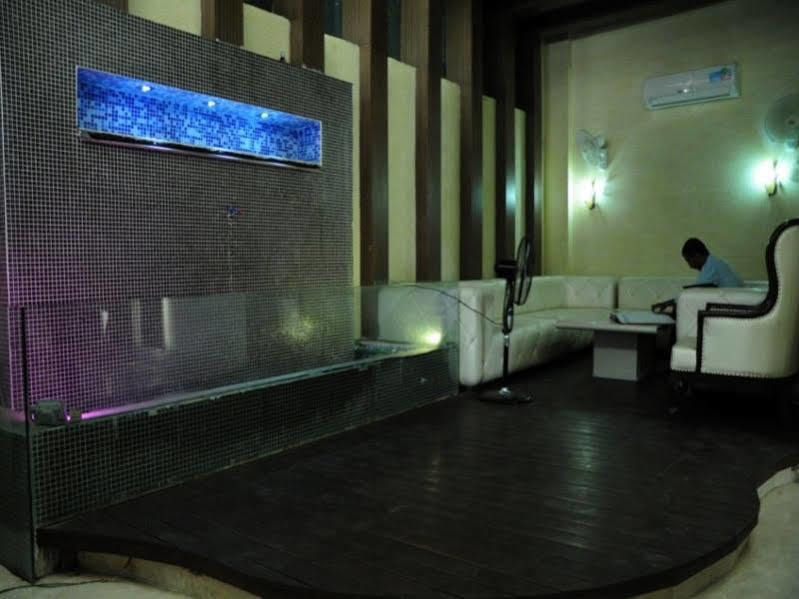 Hotel Taksh Inn Delhi  Exterior photo